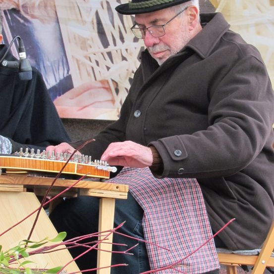 Bild enthält, Hat, Adult, Female, Person, Woman, Male, Man, Sun Hat, Plywood, Face