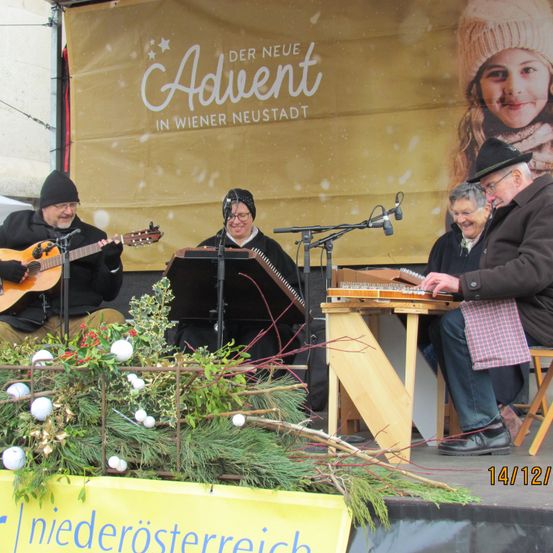 Bild enthält, Person, Guitar, Plywood, Concert, Adult, Male, Man, Group Performance, Female, Woman