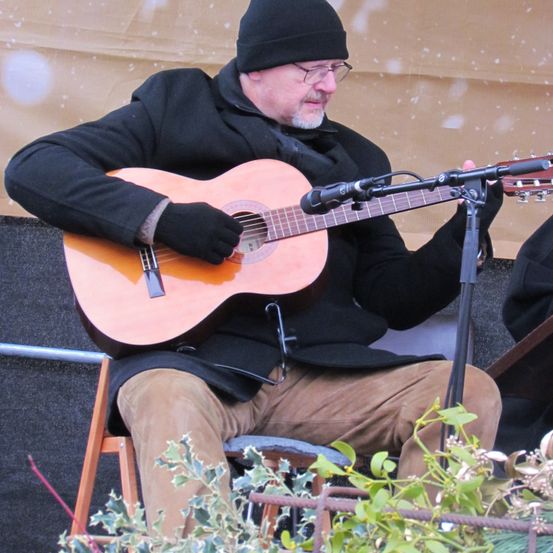 Bild enthält, Adult, Male, Man, Person, Guitar, Musical Instrument, Hat, Guitarist, Face, Head