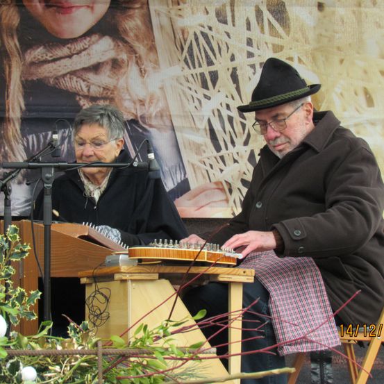 Bild enthält, Plywood, Wood, Coat, Hat, Adult, Male, Man, Person, Female, Woman