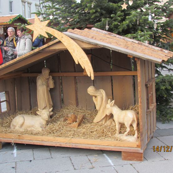Bild enthält, Outdoors, Shelter, Person, Wood, Sheep, Dog House, Nature, Horse, Straw, Face