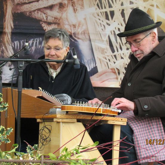 Bild enthält, Adult, Male, Man, Person, Hat, Plywood, Wood, Musical Instrument, Face, Lute