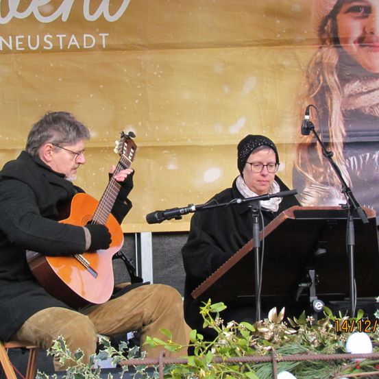 Bild enthält, Adult, Female, Person, Woman, Guitar, Concert, Group Performance, Guitarist, Music Band, Face