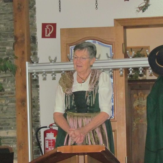 Bild enthält, Lady, Person, Adult, Female, Woman, Male, Man, Hat, Face, Potted Plant