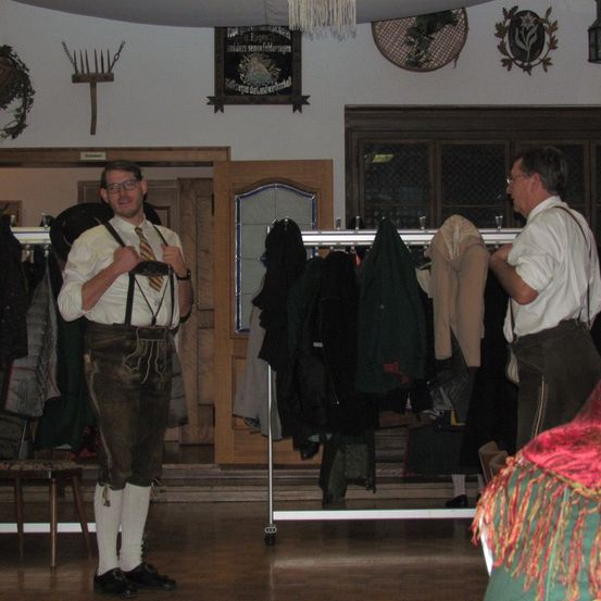 Bild enthält, Adult, Female, Person, Woman, Male, Man, Skirt, Furniture, Coat, Wood