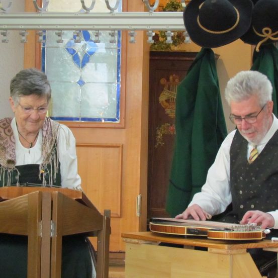 Bild enthält, Plywood, Wood, Adult, Male, Man, Person, Female, Woman, Portrait, Table