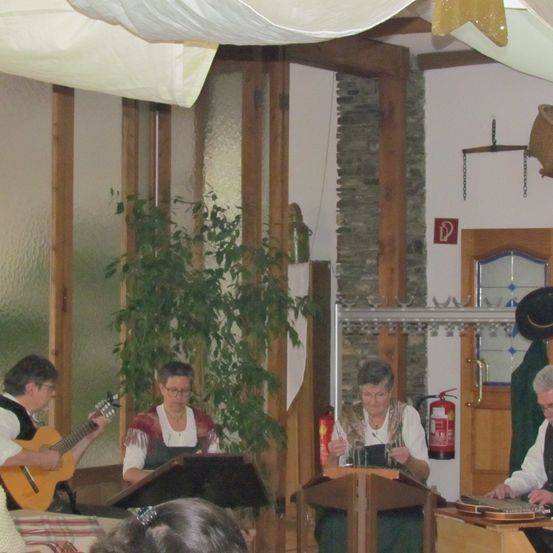 Bild enthält, Wood, Potted Plant, Person, Adult, Male, Man, Female, Woman, Guitar, Plywood