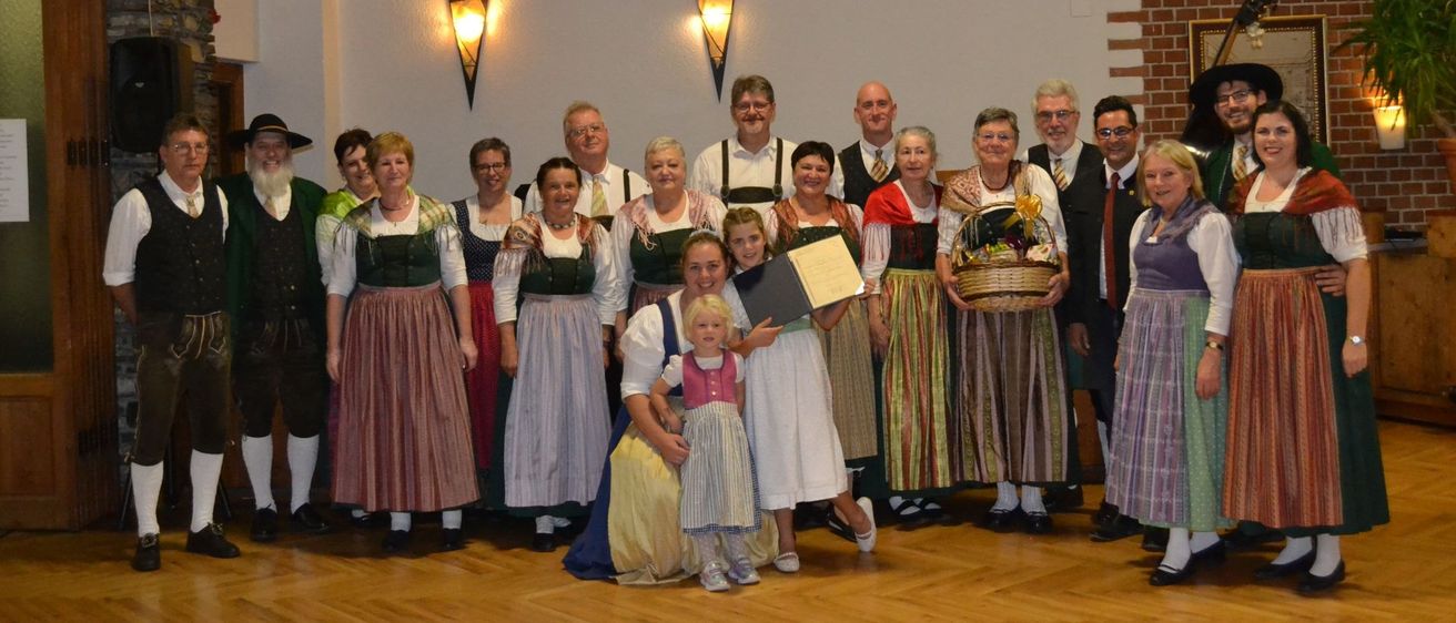 Bild enthält, Dress, People, Person, Costume, Adult, Female, Woman, Formal Wear, Skirt, Flooring
