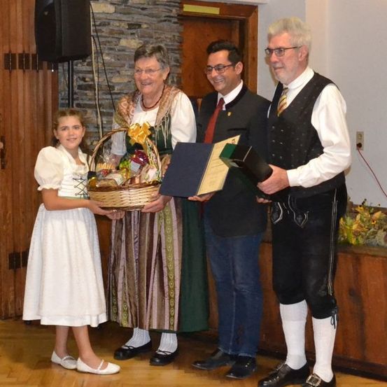 Bild enthält, Wood, Potted Plant, Cafeteria, Restaurant, Floor, Flooring, Chair, Person, Adult, Man