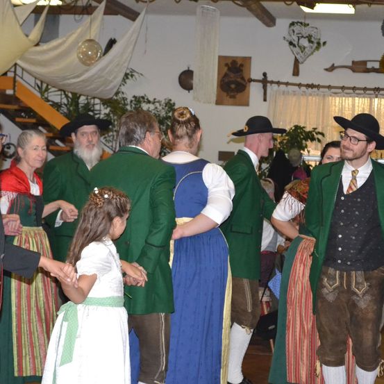 Bild enthält, Potted Plant, Dress, Hat, Speaker, Formal Wear, Suit, Child, Female, Girl, Person