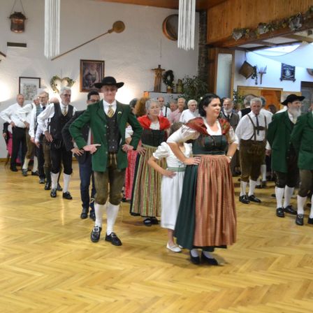 Bild enthält, Floor, Flooring, Wood, Hardwood, People, Person, Shoe, Adult, Male, Man
