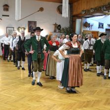 Bild enthält, Floor, Flooring, Wood, Hardwood, People, Person, Shoe, Adult, Male, Man