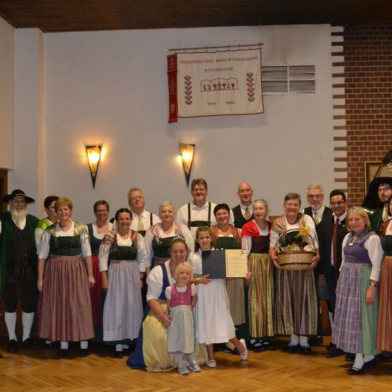 Bild enthält, People, Person, Dress, Formal Wear, Potted Plant, Portrait, Skirt, Adult, Female, Woman
