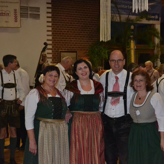 Bild enthält, Costume, Person, Skirt, Necklace, Adult, Male, Man, Tie, Shoe, Glasses