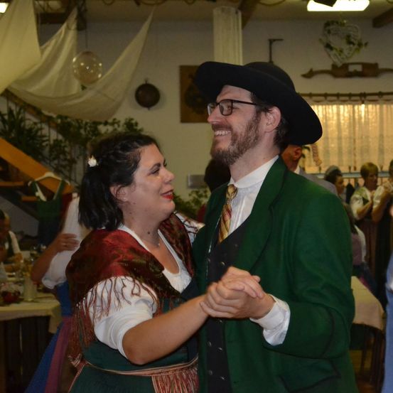 Bild enthält, Shirt, Formal Wear, Suit, Hat, Coat, Dress, Glasses, Person, Portrait, Tie