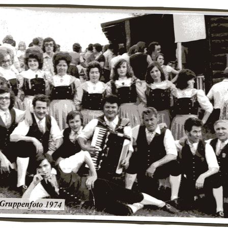 Bild enthält, People, Person, Adult, Bride, Female, Woman, Musical Instrument, Face, Head, Accordion