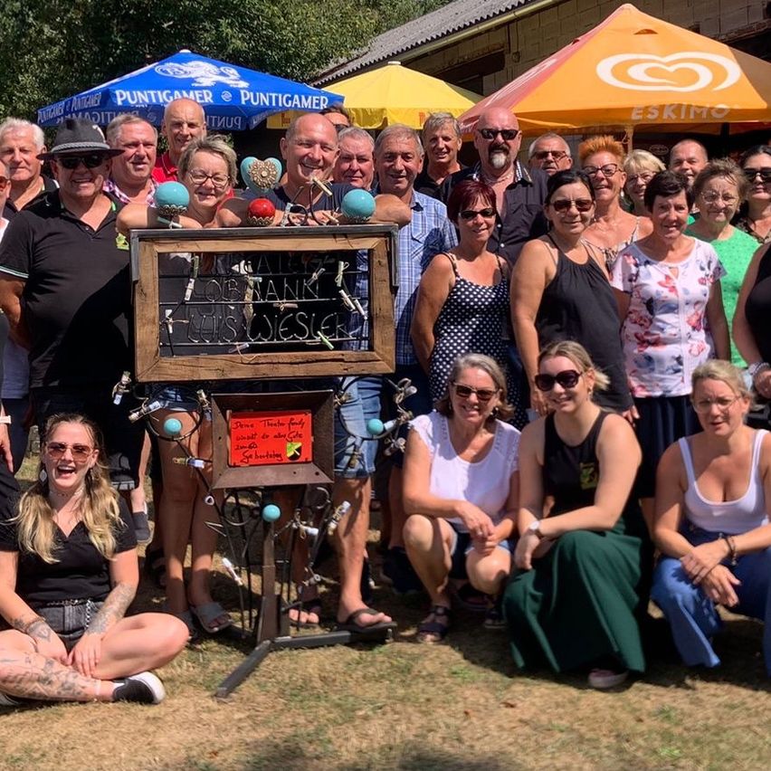 Bild enthält, Shelter, People, Person, Portrait, Grass, Summer, Pants, Adult, Female, Woman