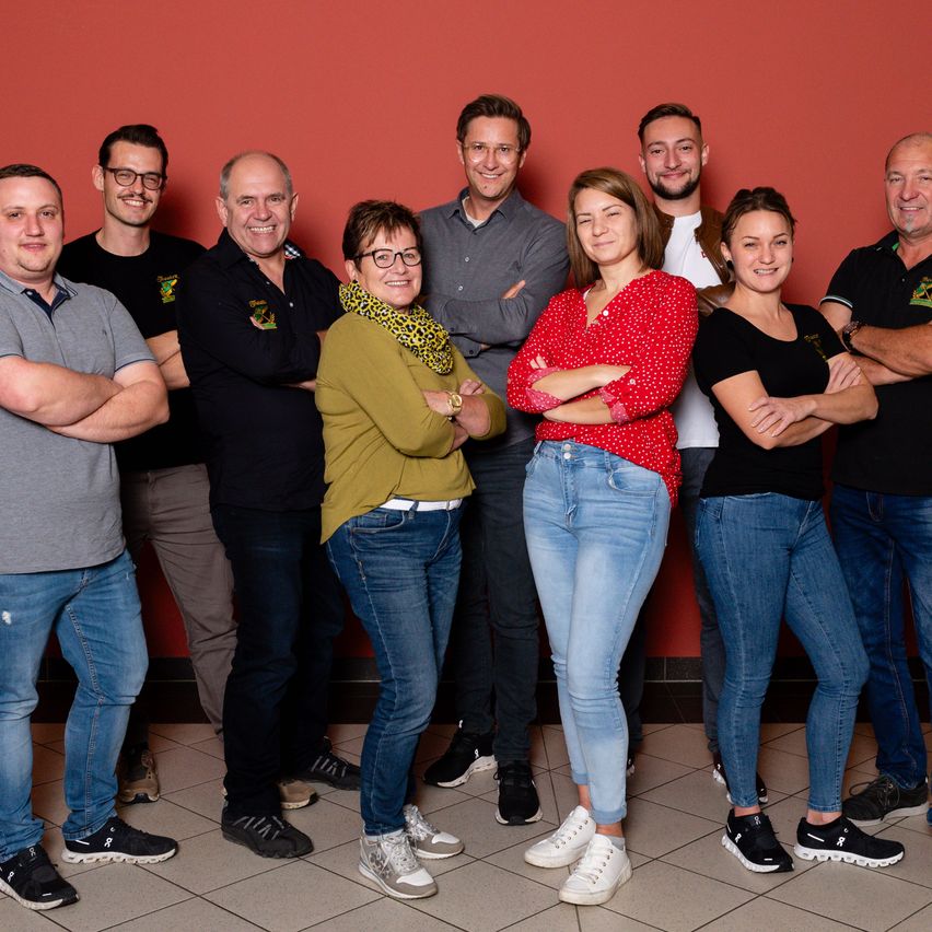 Bild enthält, Pants, People, Person, Groupshot, Shoe, Jeans, Adult, Male, Man, Woman