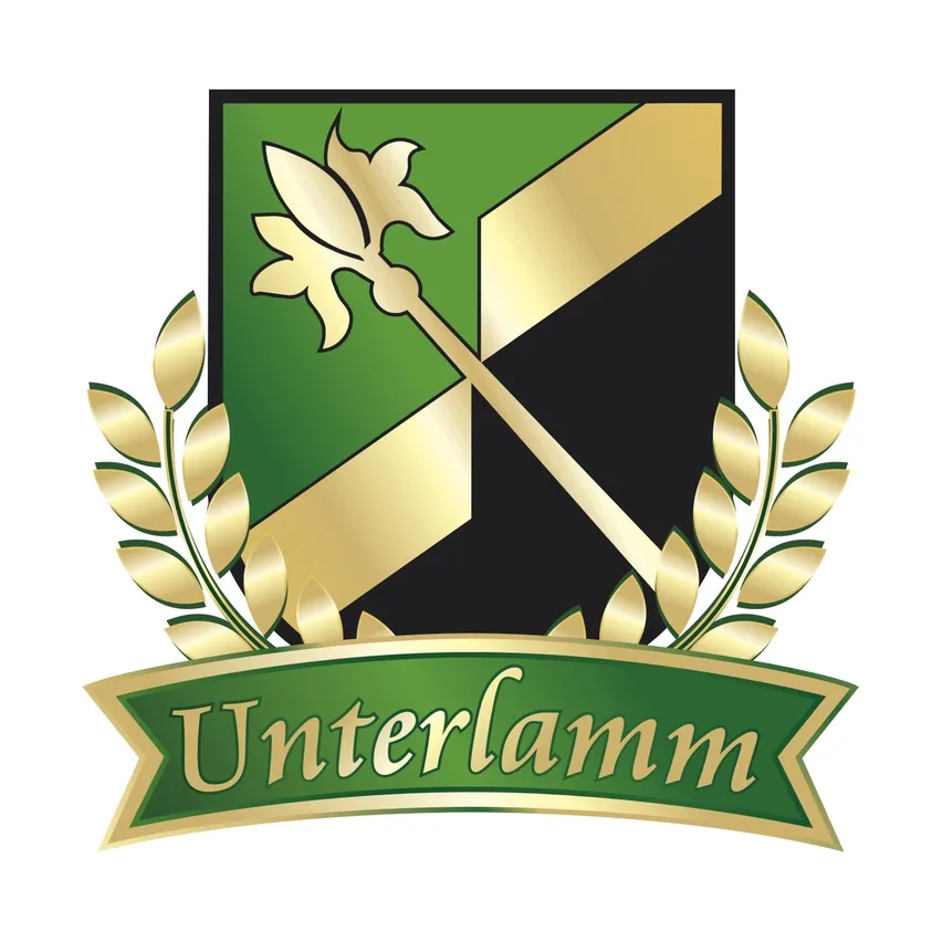 Das Unterlamm-Logo zeigt einen Schild mit einer goldenen Blume und einem Stab, umgeben von goldenen Blättern. Der Schild ist grün, schwarz und gold. Das Wort Unterlamm steht in weiß unter dem Schild.