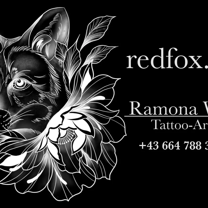 Eine Schwarz-Weiß-Illustration eines Fuchses mit einer Lotusblüte, beschriftet mit 'redfox. Ramona Tattoo-Art'. Die Kontaktnummer '+43 664 788 3' ist unten angegeben.
