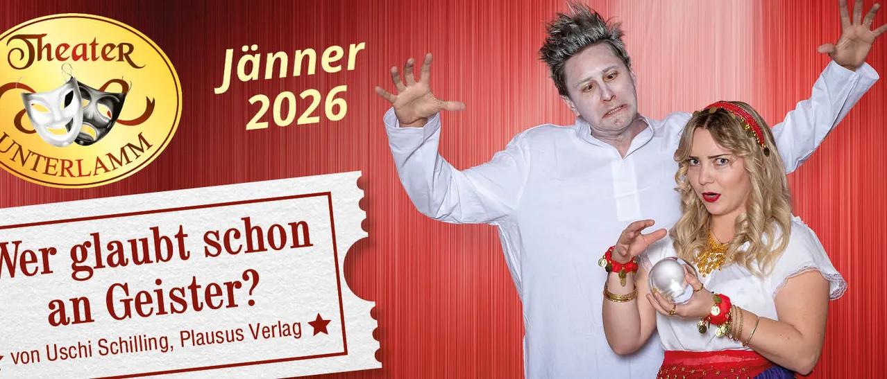 Ein Mann in einem weißen Hemd macht eine Geste mit den Händen und hält eine silberne Kugel. Hinter ihm befindet sich ein roter Vorhang mit dem Text 'Januar 2026'. Ein Stück Papier mit den Worten 'schon er?' ist am Vorhang befestigt.