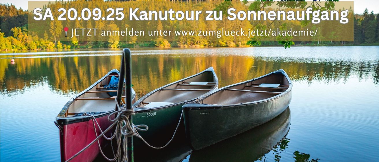 Drei Kanus liegen am Ufer. Datum und eine Website sind sichtbar.