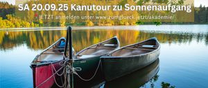 Drei Kanus liegen am Ufer. Datum und eine Website sind sichtbar.