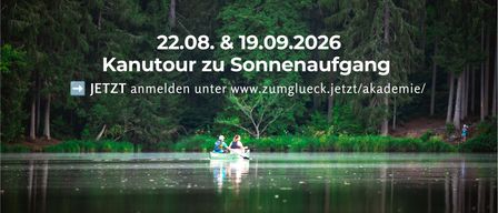 Zwei Personen in einem grünen Kanu auf einem See mit Waldhintergrund. Textüberlagerung lautet 'Kanutour zu Sonnenaufgang' und Daten '22.08. & 19.09.2026'. Eine Website zur Anmeldung ist ebenfalls angezeigt.