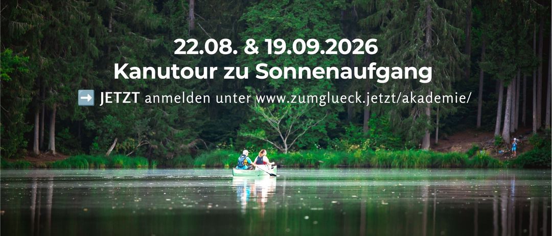 Zwei Personen in einem grünen Kanu auf einem See mit Waldhintergrund. Textüberlagerung lautet 'Kanutour zu Sonnenaufgang' und Daten '22.08. & 19.09.2026'. Eine Website zur Anmeldung ist ebenfalls angezeigt.
