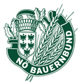 Das Emblem zeigt einen Schild mit grünem Rand, einem zentralen Wappen und einem Weizenkranz. Der Schild hat einen grünen Hintergrund mit weißem Rand. Das Wappen enthält einen Doppeladler und einen Baum. Der Text lautet 'No Bauernbund'.