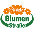 Das Logo für Steirische Blumen StraBe zeigt ein stilisiertes grünes Blatt und drei orangefarbene Blumen über dem Markennamen.
