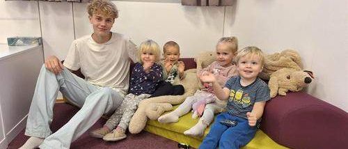 Bild enthält, People, Person, Couch, Furniture, Baby, Pajamas, Pants, Indoors, Face, Head