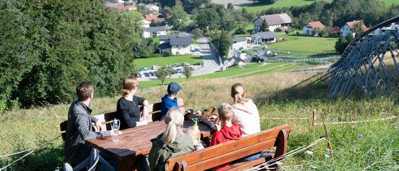 Bild enthält, Adult, Female, Person, Woman, Grass, Building, Outdoors, Nature, Male, Man