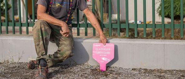 Bild enthält, Adult, Male, Man, Person, Sitting, Outdoors, Senior Citizen, Nature