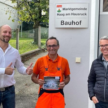 Bild enthält, Jacket, Adult, Male, Man, Person, Photobombing, Jeans, Advertisement, Face, Shirt