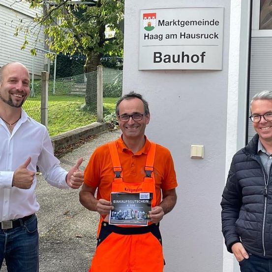 Bild enthält, Jacket, Adult, Male, Man, Person, Photobombing, Jeans, Advertisement, Face, Shirt