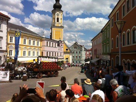 Bild enthält, Neighborhood, City, Road, Street, Urban, People, Person, Adult, Male, Man