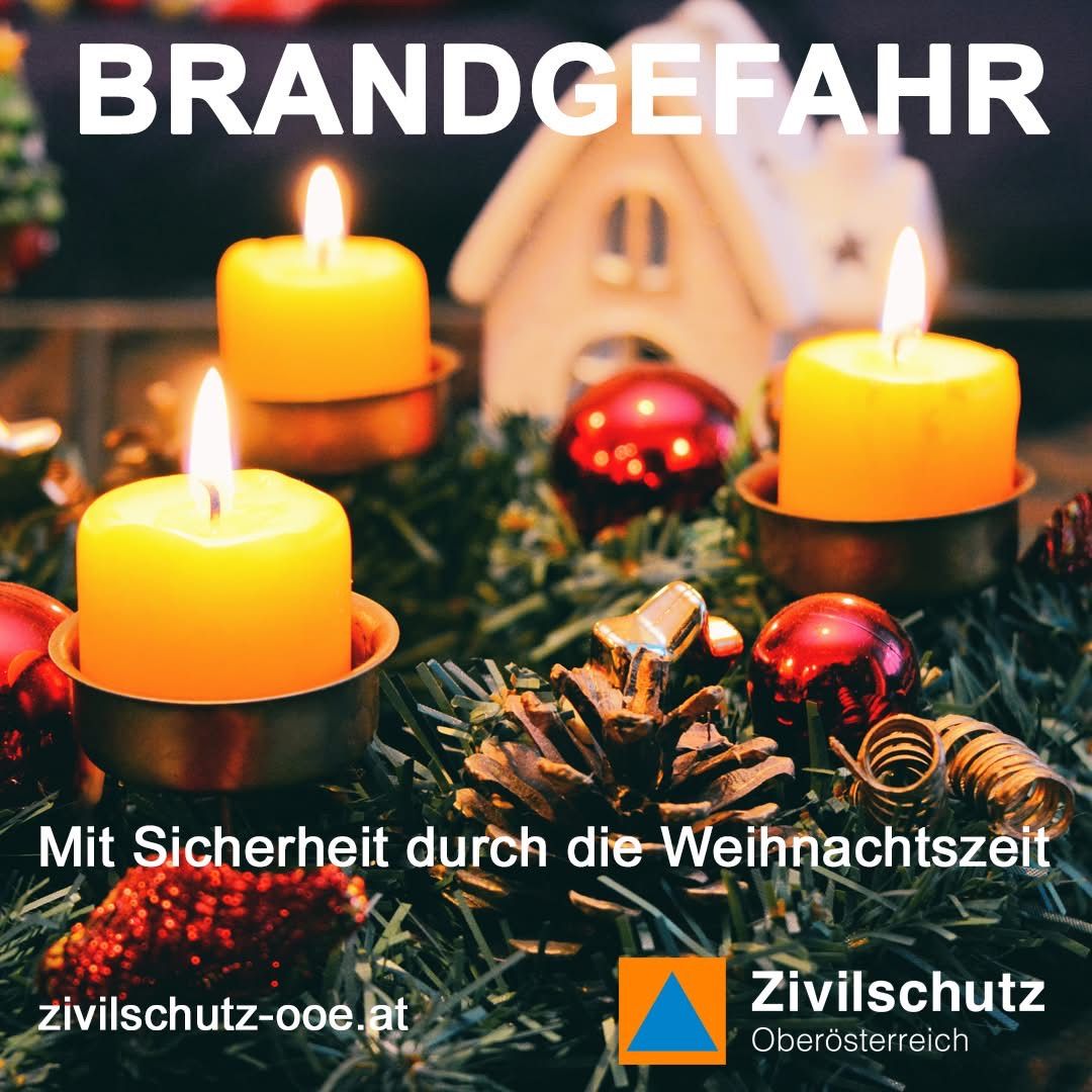 Eine Werbung für Brandsicherheit während der Weihnachtszeit mit Kerzen, Ornamenten und Tannenzapfen. Es enthält einen Link zur Website zivischutz-ooe.at und den Text 'Mit Sicherheit durch die Weihnachtszeit'.