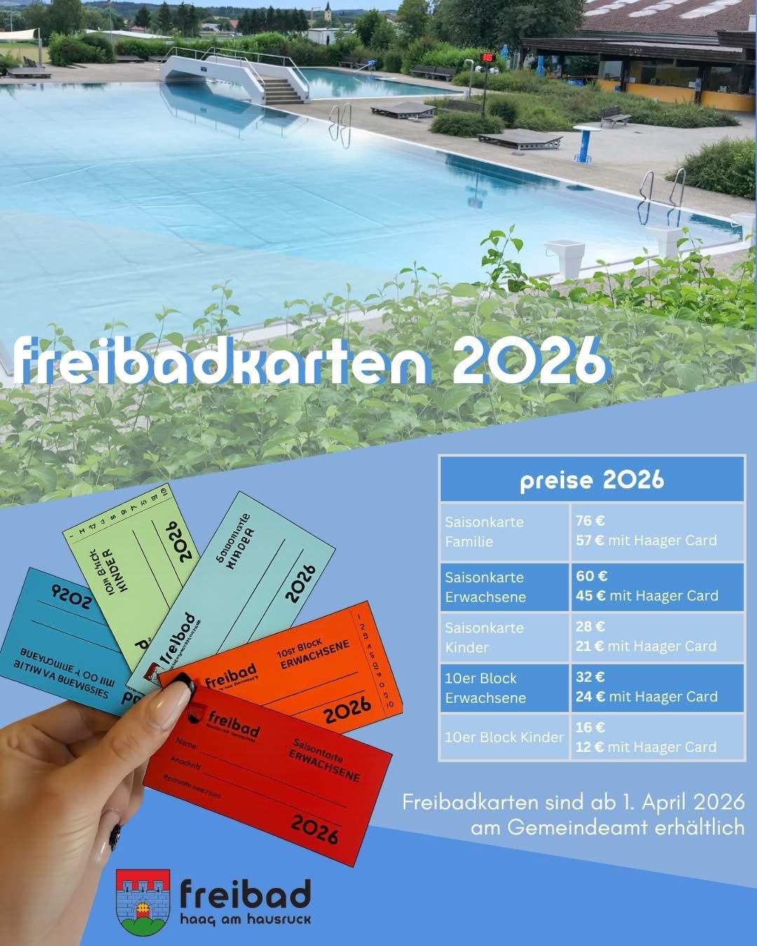 Ein Poster bewirbt Freibadkarten für die Saison 2026. Verschiedene Preiskarten sind zu sehen und eine Hand hält eine Karte. Im Hintergrund ist der Pool sichtbar.