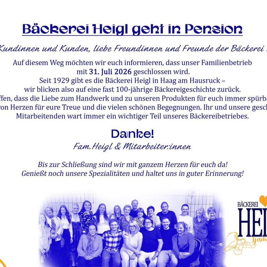Ein Plakat verkündet die Schließung der Bäckerei Heigl in Haag am Hausruck, Deutschland, am 31. Juli 2026. Die 1929 gegründete Bäckerei blickt auf eine fast 100-jährige Bäckereigeschichte zurück und dankt Kunden und Mitarbeitern. Ein Gruppenfoto der Mitarbeiter ist enthalten.