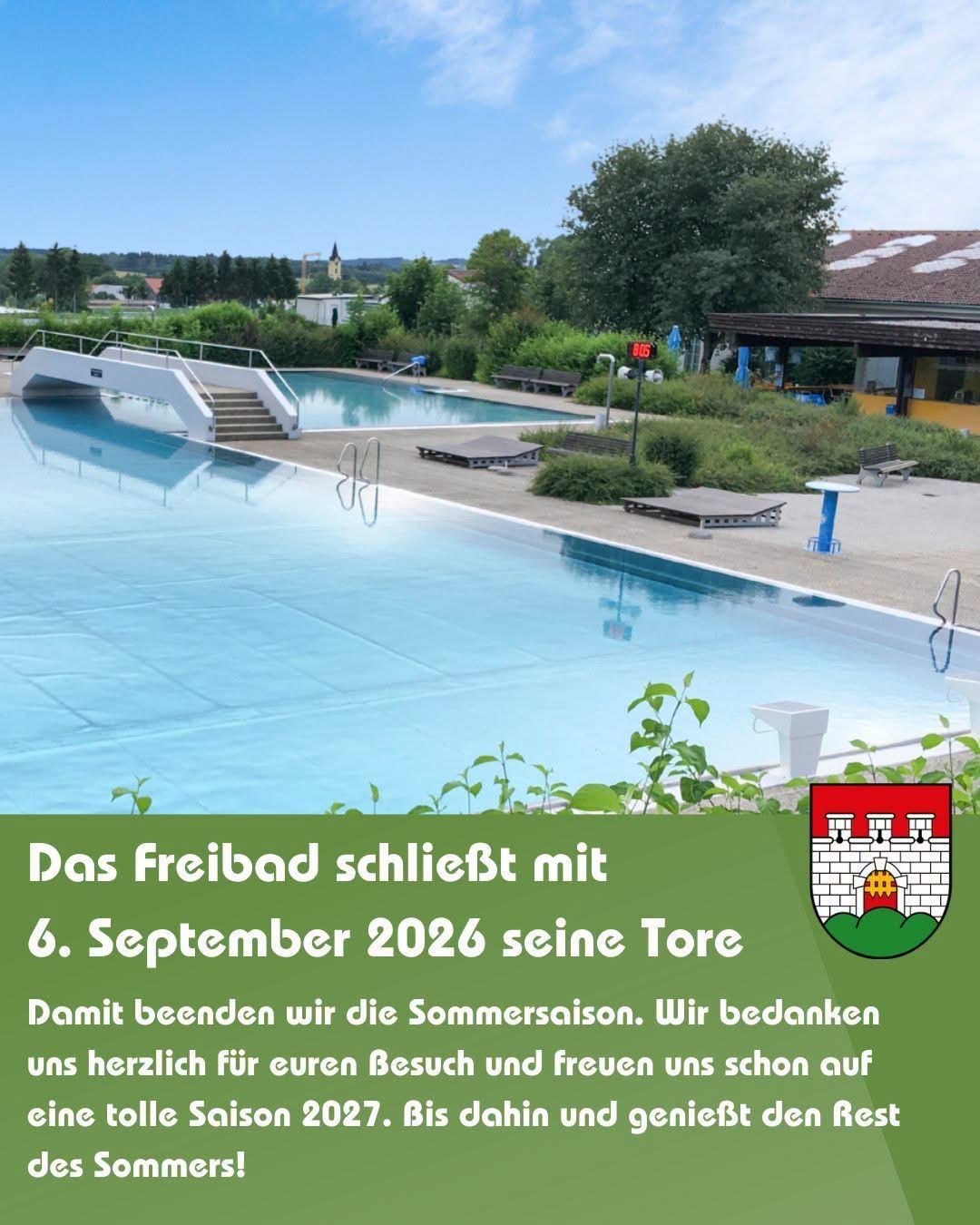 Ein Freibad mit einer Brücke und Treppen, die dazu führen. Der Pool ist von Grün umgeben und hat klares blaues Wasser. Das Bild zeigt auch ein Gebäude mit einem Dach und einem Schild, das 'Freibad schliest mit 6. September 2026 seine Tore' steht.