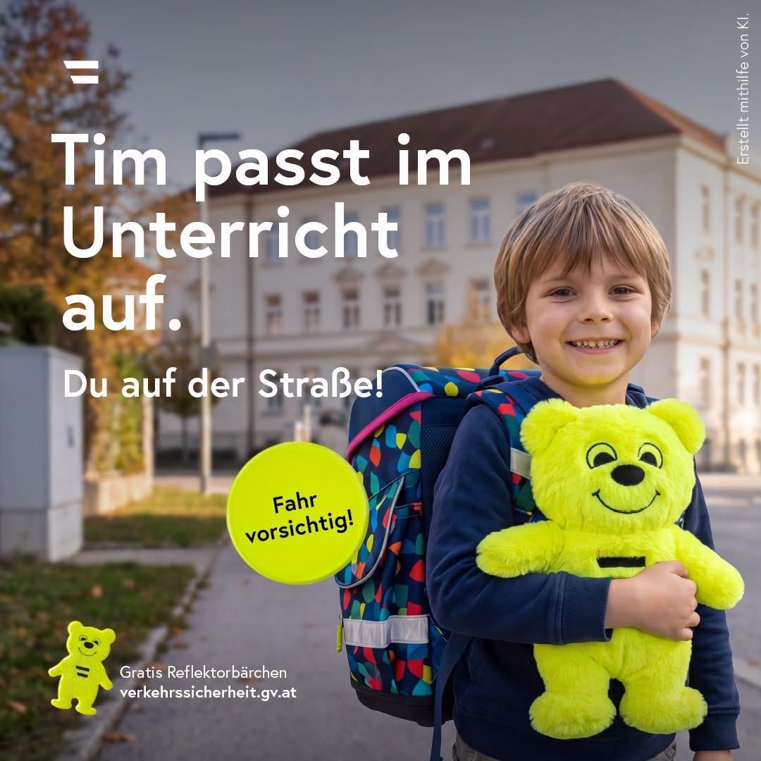 Ein junger Junge mit Rucksack und neongelbem Teddybär lächelt und hält den Bären vor einem Schulgebäude. Der Text auf dem Bild lautet Tim besteht im Unterricht. Sei auf der Straße vorsichtig.