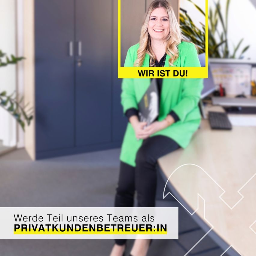 Eine lächelnde Frau in einem grünen Blazer und schwarzen Hosen posiert für ein Foto im Büro. Der Text lautet 'Wir ist du!' und 'Werde Teil unseres Teams als Privatkundenbetreuer:in.' Es gibt einen gelben Rand um das Bild.