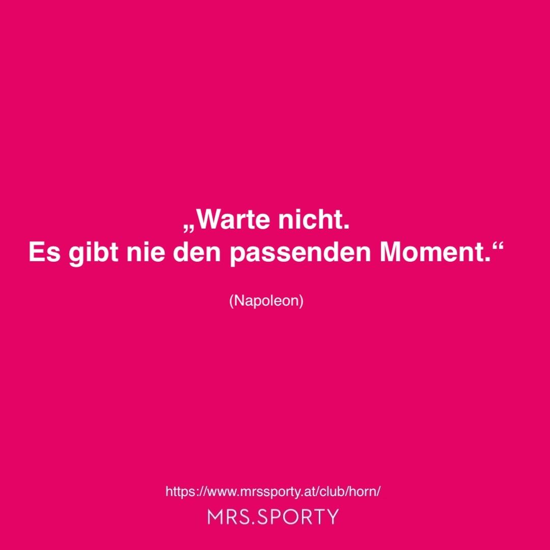 Rosa Hintergrund mit einem Zitat von Napoleon in weißer Schrift. Das Zitat lautet: 'Warte nicht. Es gibt nie den passenden Moment.' Darunter befindet sich eine URL und der Text 'MRS.SPORTY.'