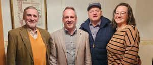 Bild enthält, Coat, Jacket, Blazer, Pants, Groupshot, Person, People, Adult, Female, Woman