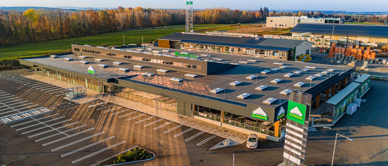 Bild enthält, Outdoors, Terminal, Architecture, Building, Aerial View, Airport, Car, Transportation, Vehicle, Parking Lot