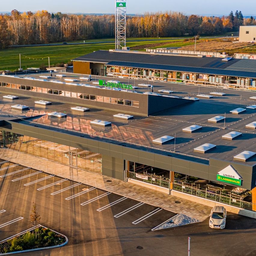 Bild enthält, Outdoors, Terminal, Architecture, Building, Aerial View, Airport, Car, Transportation, Vehicle, Parking Lot