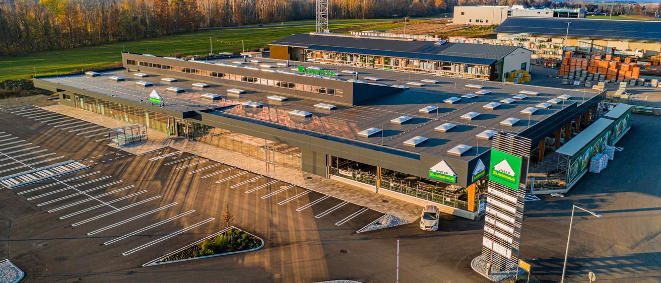 Bild enthält, Outdoors, Terminal, Architecture, Building, Aerial View, Airport, Car, Transportation, Vehicle, Parking Lot