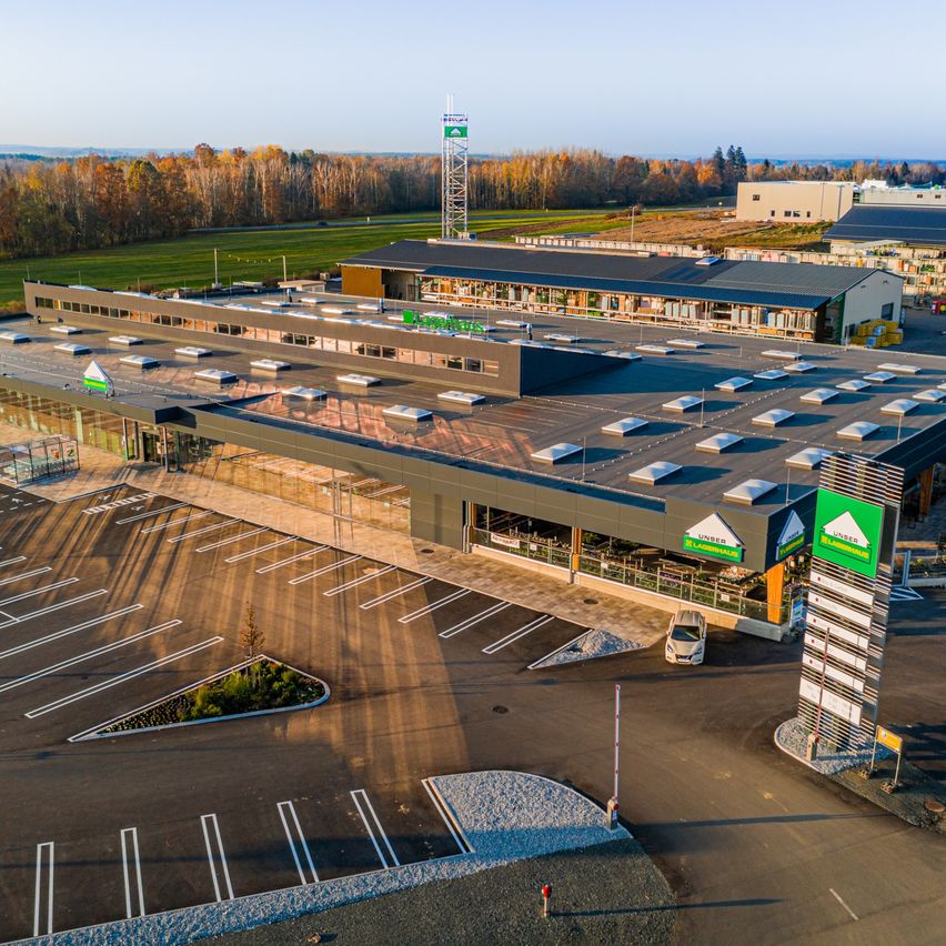 Bild enthält, Outdoors, Terminal, Architecture, Building, Aerial View, Airport, Car, Transportation, Vehicle, Parking Lot