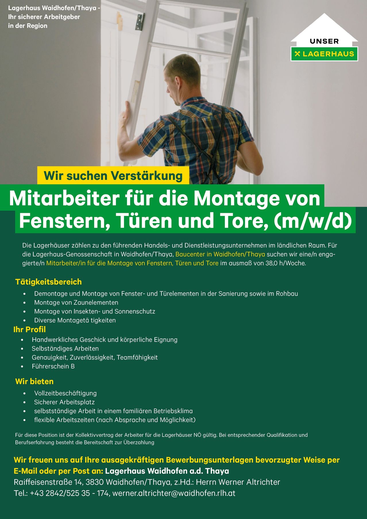 Ein Mann steht neben einem Fenster und hält eine Leiter. Ein Plakat wirbt um Mitarbeiter für die Montage von Fenstern, Türen und Toren und bietet Vollzeitstellen mit Vorteilen an.